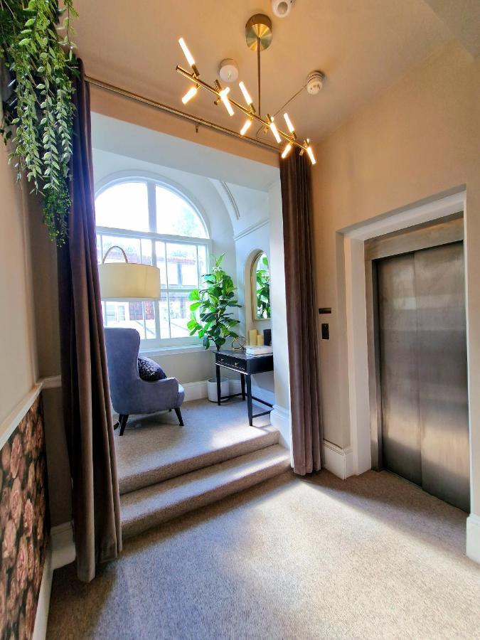 Stunning Hyde Park Home, Ground Floor Maisonette, Duplex, Near Tube Metro Stations Appartement Londres
