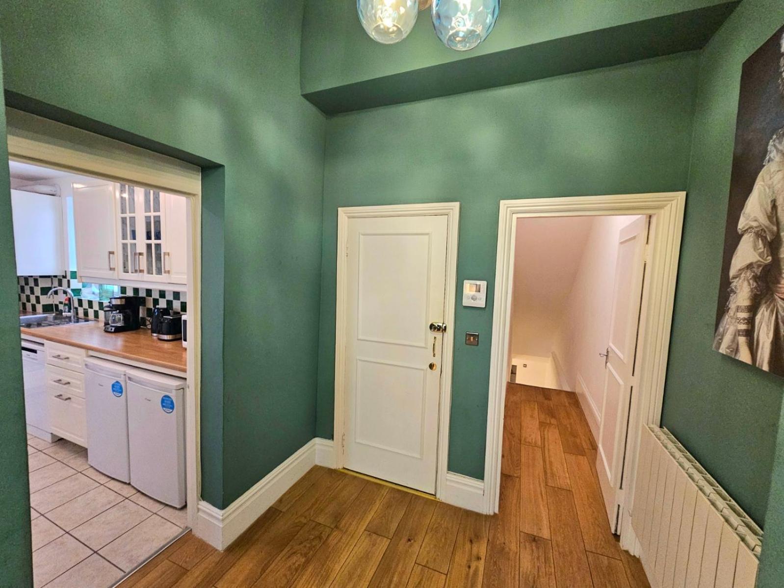 Stunning Hyde Park Home, Ground Floor Maisonette, Duplex, Near Tube Metro Stations Appartement Londres